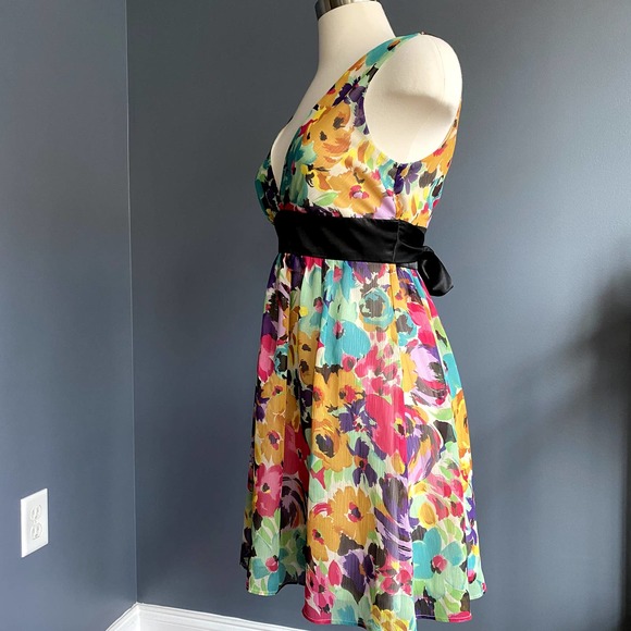Bright floral V-neck dress w/ black waist tie - Picture 2 of 9